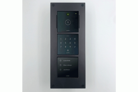 Montagekit Typ 3E für Loxone Intercom und CodeTouch sowie Zubehör – Schwarz Eloxiert EV6 / Ohne Namens-Gravur / 3 Modulfelder für Einzelrahmen